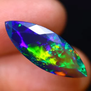 Opale noir (fumée) d'Ethiopie facettée marquise/navette 4,95cts