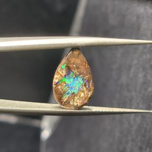 Belle opale boulder naturelle d'Australie 4,05cts couleurs mystérieuses! Forme de goutte